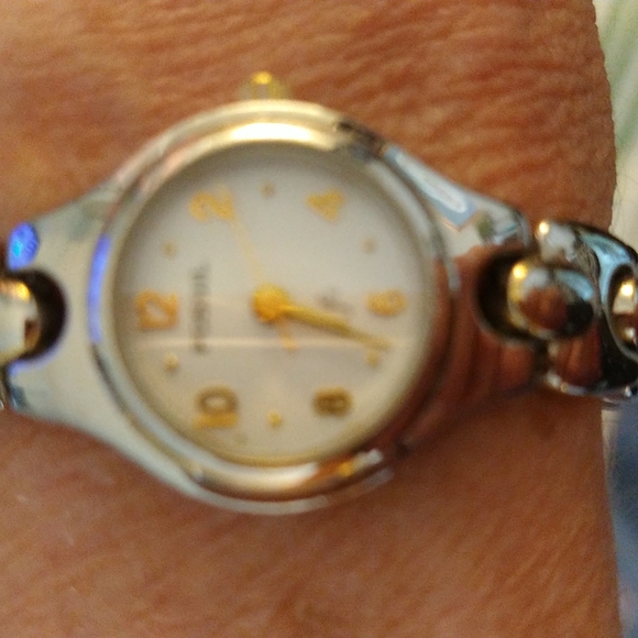 VGUC Fossil silverlink watch. Letters are in gold. - Picture 8 of 8